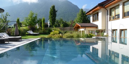 Wellnessurlaub - Umgebungsschwerpunkt: See - Österreich - Außenpool mit Bergblick - Verwöhnhotel Kristall - Wellnesshotel für Erwachsene am Achensee