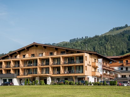 Wellnessurlaub - Fahrradverleih - Österreich - Hotelanlage von vorne - Wellness & Familienhotel Kitzspitz