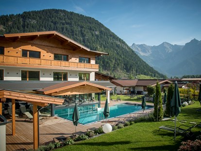 Wellnessurlaub - Tiroler Unterland - Gartenanlage mit Aussenpool und Schwimmteich  - Wellness & Familienhotel Kitzspitz