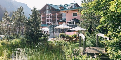 Wellnessurlaub - Pantai Luar Massage - Österreich - Cinderellatrakt mit Teich im Garten - Wellnesshotel ...liebes Rot-Flüh
