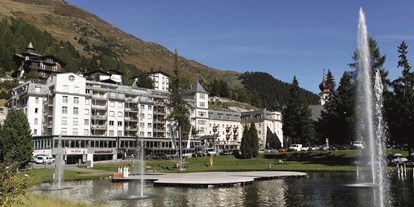Wellnessurlaub - Hotel-Schwerpunkt: Wellness & Fitness - Außenansicht im Sommer - Precise Tale Seehof Davos