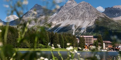 Wellnessurlaub - Parkplatz: gebührenpflichtig in Gehweite - Obersee vor dem Valsana Hotel - Valsana Hotel Arosa