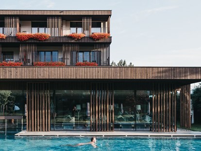 Wellnessurlaub - Finkenberg - Außenansicht mit Pool - Hotel Rudolf