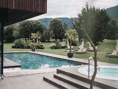 Wellnessurlaub - Lymphdrainagen Massage - Trentino-Südtirol - Außenpool mit Whirlpool - Hotel Rudolf