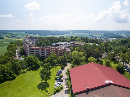 Wellnessurlaub - Hotel-Schwerpunkt: Wellness & Familie - Außenansicht - Hotel Sonnenhügel Familotel Rhön