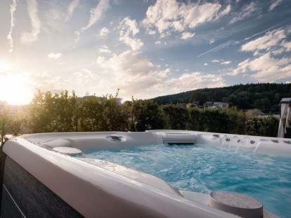 Wellnessurlaub - Whirlpool am Zimmer - Outdoor-Hot-Whirlpool
Luxus Chalet  - Hotel Zum Kramerwirt