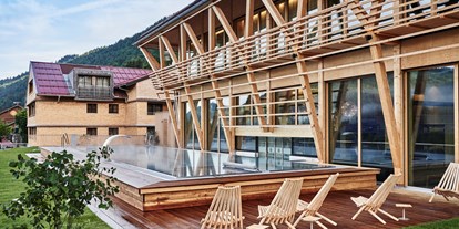Wellnessurlaub - Bodensee - Bregenzer Wald - Aussenbereich des Wellnessbereich Mountain Spring Spa mit Infinity-Pool - HUBERTUS Mountain Refugio Allgäu