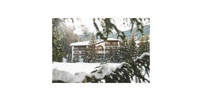 Wellnessurlaub - Parkplatz: gebührenpflichtig in Gehweite - Aussenansicht Winter - Hotel Waldhuus Davos