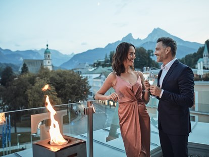 Wellnessurlaub - Kitzbühel - Traumhafte Kulisse bei Abend auf  der Dachterrasse des Restaurant PANORAMA - Hotel EDELWEISS Berchtesgaden