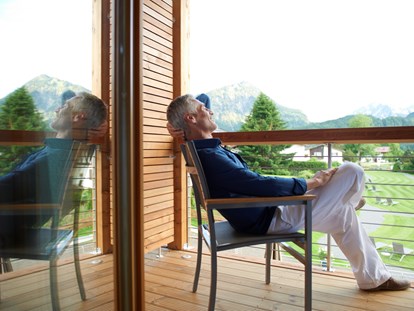 Wellnessurlaub - Ischgl - Entspannung auf dem Balkon mit Bergblick - Hotel Exquisit