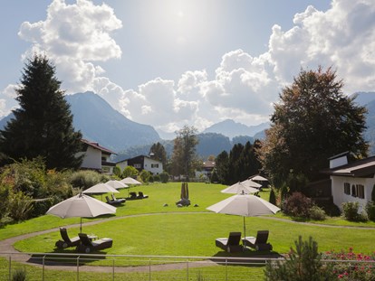 Wellnessurlaub - Oberstdorf - Großer Garten mit Blick auf die Allgäuer Alpen - Hotel Exquisit