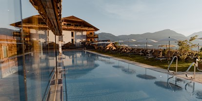 Wellnessurlaub - Wasserbetten - Österreich - Schwimmen Sie mit den Berggipfeln auf Augenhöhe, im 25m Sportschwimmbecken. - Natur- und Wellnesshotel Höflehner