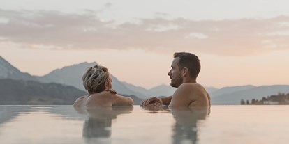 Wellnessurlaub - Bad Mitterndorf - Entspannen im Luxury Infinity Whirlpool. - Natur- und Wellnesshotel Höflehner