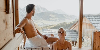 Wellnessurlaub - Schokoladenmassage - Österreich - In der Panoramasauna entspannen Ihre Muskeln und Sie genießen den Ausblick. - Natur- und Wellnesshotel Höflehner