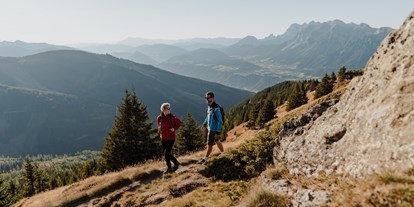 Wellnessurlaub - Steiermark - Auf einer Wanderung in der Region Schladming-Dachstein die gemeinsame Zeit genießen. - Natur- und Wellnesshotel Höflehner