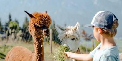Wellnessurlaub - Steiermark - (Kinder-)Augen strahlen ganz groß - beim Lampaka Meet & Greet für Klein und Groß. - Natur- und Wellnesshotel Höflehner