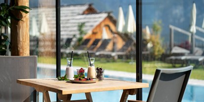 Wellnessurlaub - Schokoladenmassage - Österreich - Köstliche Drinks an der Poolbar, nach unserem GKH-Konzept. - Natur- und Wellnesshotel Höflehner