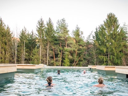 Wellnessurlaub - Wasserbetten - Naturbadeteich im BIO | ORGANIC | SPA im Retter Bio-Natur-Resort - RETTER Bio-Natur-Resort