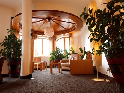 Wellnessurlaub - Whirlpool am Zimmer - Teil der Hotellobby - Der Birkenhof Spa & Genuss Resort