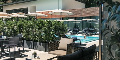 Wellnessurlaub - Nuad Thai Yoga Körperarbeit - Hotelgarten mit Poolcafé und ganzjährig beheiztem Aussenpool - Vulkanlandhotel Legenstein
