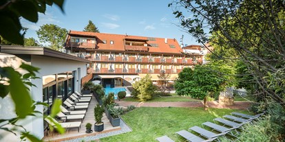 Wellnessurlaub - Steiermark - Hotelgarten mit Ruheraum-Terrasse und ganzjährig beheiztem Aussenpool - Vulkanlandhotel Legenstein