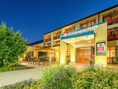 Wellnessurlaub - Umgebungsschwerpunkt: See - Hoteleingang - Best Western Plus Kurhotel an der Obermaintherme