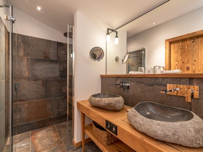 Wellnessurlaub - Kitzbühel - Badezimmer in einem Chalet - Gut Steinbach Hotel und Chalets
