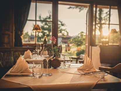 Wellnessurlaub - Kitzbühel - Abendessen mit Sonnenuntergangsromantik - Gut Steinbach Hotel und Chalets