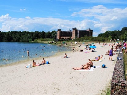 Wellnessurlaub - Parkplatz: kostenlos in Gehweite - Strand am See  | Parkhotel Horst - Parkhotel Horst