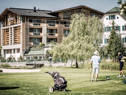Wellnessurlaub - Bettgrößen: King Size Bett - 27 Loch Golfplatz direkt am Haus - Alpenresort Schwarz
