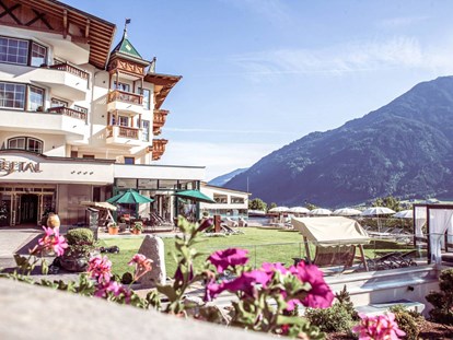 Wellnessurlaub - zustellbare Kinderbetten - Liegewiese - Alpin Family Resort Seetal****s