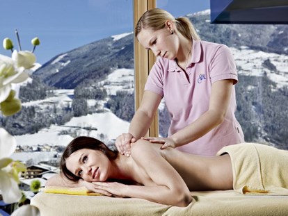 Wellnessurlaub - Außensauna - Massage und Wellnessbehandlungen - Alpin Family Resort Seetal****s