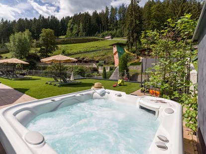 Wellnessurlaub - Whirlpool - Whirlpool auf unserer Terrasse - Alpin Family Resort Seetal****s