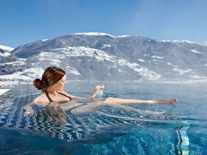 Wellnessurlaub - Pools: Infinity Pool - 32° Infinity Outdoorpool - Alpin Family Resort Seetal****s