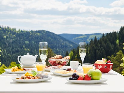 Wellnessurlaub - Verpflegung: Frühstück - Schlemmerfrühstück mit Blick über das Teinachtal - Berlins KroneLamm