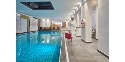 Wellnessurlaub - Pantai Luar Massage - Innenpool 30°C (6 x12 m) - Erfurth´s Bergfried Ferien & Wellnesshotel