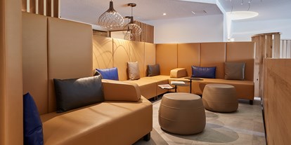 Wellnessurlaub - Pantai Luar Massage - Pool-Lounge - Erfurth´s Bergfried Ferien & Wellnesshotel