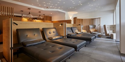 Wellnessurlaub - Pantai Luar Massage - Ruhebereich mit Relax-Liegen - Erfurth´s Bergfried Ferien & Wellnesshotel