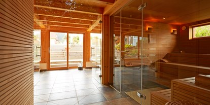 Wellnessurlaub - Pantai Luar Massage - Designsauna "Pure" 85° im Garten - Erfurth´s Bergfried Ferien & Wellnesshotel