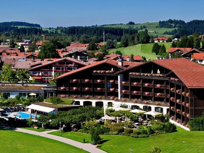 Wellnessurlaub - Hirschegg (Mittelberg) - Außenansicht (Luft)  - Lindner Parkhotel & Spa Oberstaufen