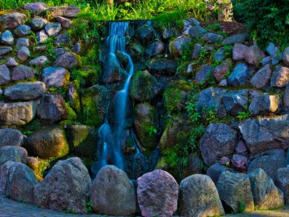 Wellnessurlaub - Whirlpool am Zimmer - Wasserfall in der Parkanlage - The Lakeside Burghotel zu Strausberg
