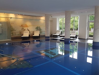 Wellnessurlaub - Whirlpool am Zimmer - Poolbereich - The Lakeside Burghotel zu Strausberg