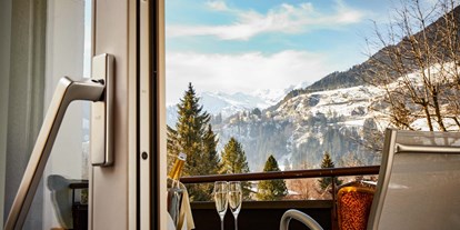 Wellnessurlaub - Umgebungsschwerpunkt: Fluss - Österreich - Zimmer mit Balkon und Blick auf Bad Gastein und die Gasteiner Bergwelt - CESTA GRAND Aktivhotel & Spa