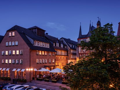 Wellnessurlaub - Parkplatz: kostenlos in Gehweite - Nachtaufnahme Hotel am Abend mit Terrasse - Hotel Die Sonne Frankenberg
