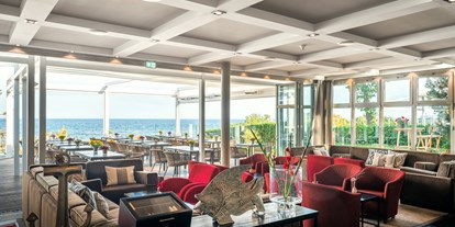 Wellnessurlaub - Umgebungsschwerpunkt: Meer - Strandlounge mit Terrasse - Strandhotel Ostseeblick