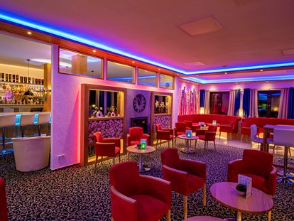 Wellnessurlaub - Lounge mit Hotelbar - Vital- und Wellnesshotel Albblick