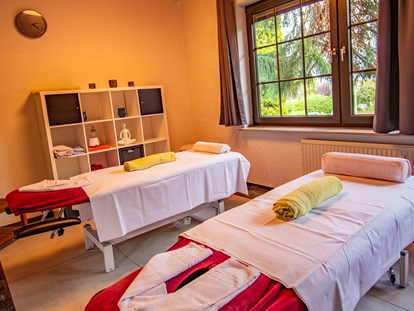 Wellnessurlaub - Ayurveda-Therapie - Anwendungsraum Paar-Massage - Vital- und Wellnesshotel Albblick