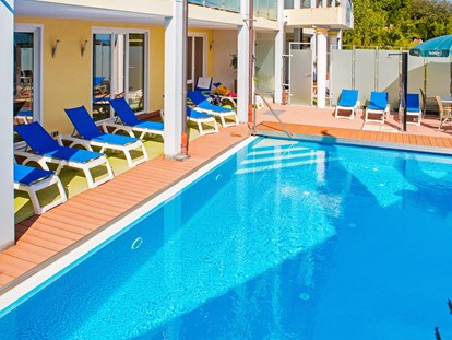 Wellnessurlaub - Pools: Außenpool nicht beheizt - Freibad mit Sonnenliegen - Vital- und Wellnesshotel Albblick
