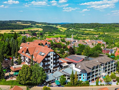 Wellnessurlaub - Umgebungsschwerpunkt: See - Luftbild vom Hotel mit Dorf im Hintergrund - Vital- und Wellnesshotel Albblick