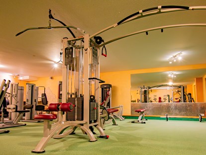 Wellnessurlaub - Fitnessstudio mit Seilzug und Spiegelwand - Vital- und Wellnesshotel Albblick
